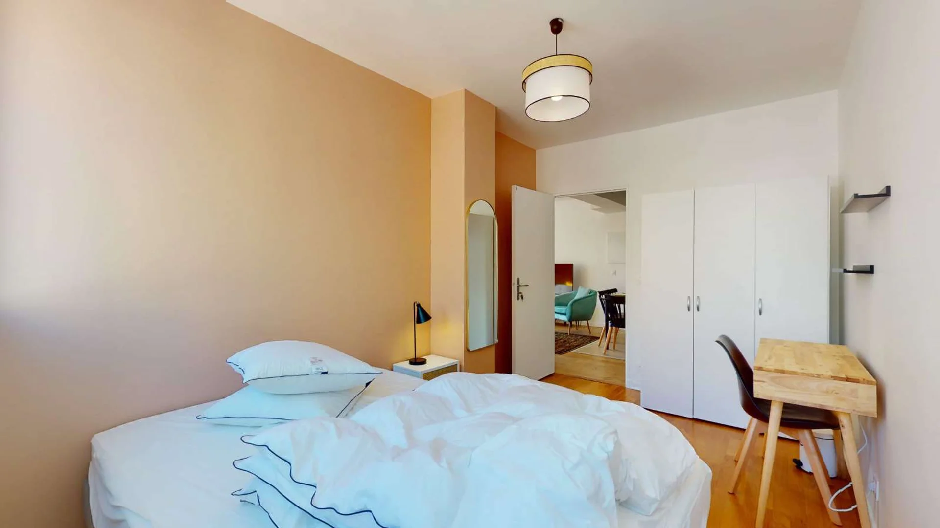 Comfortable and spacious student room in 