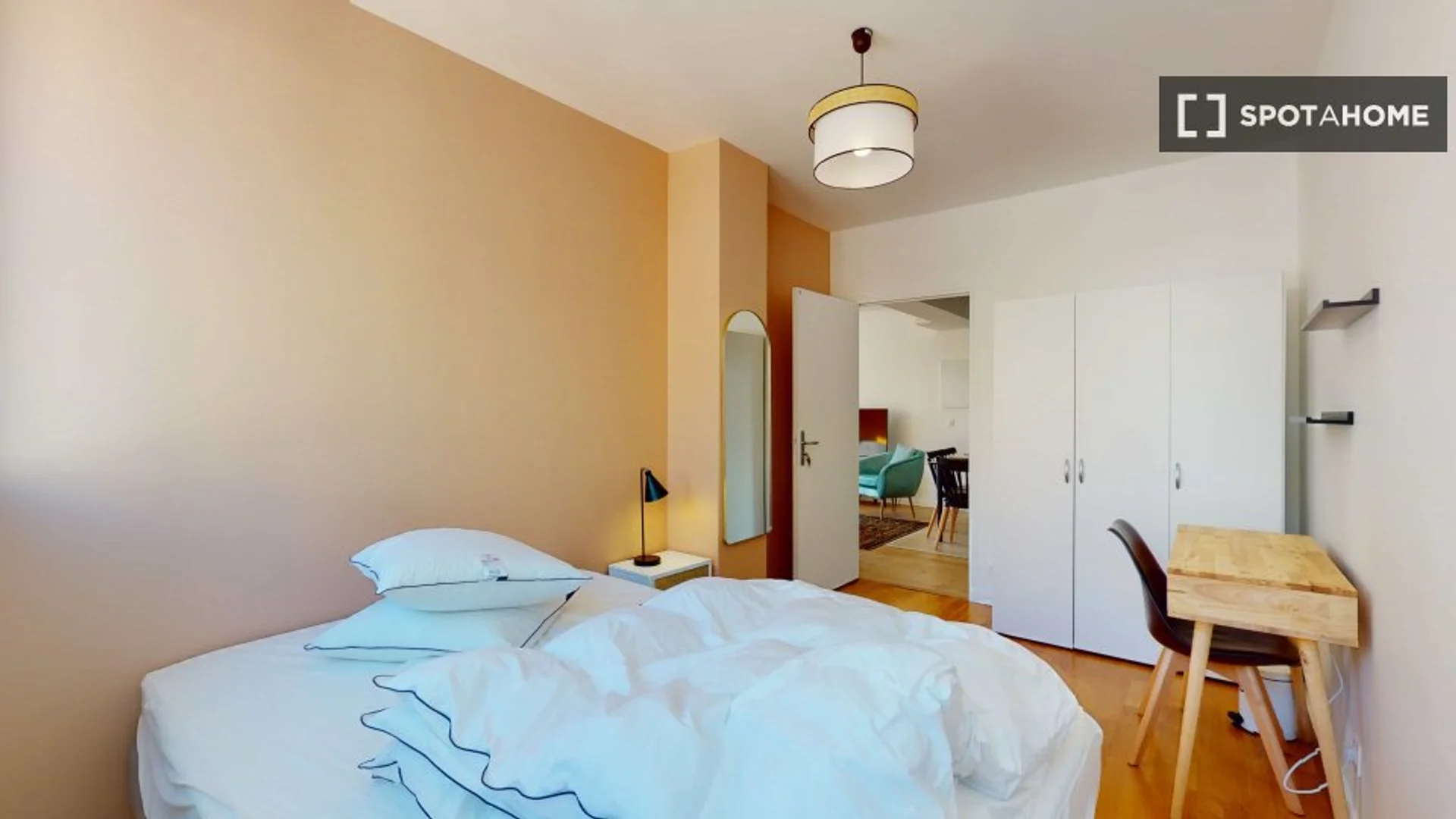 Comfortable and spacious student room in 