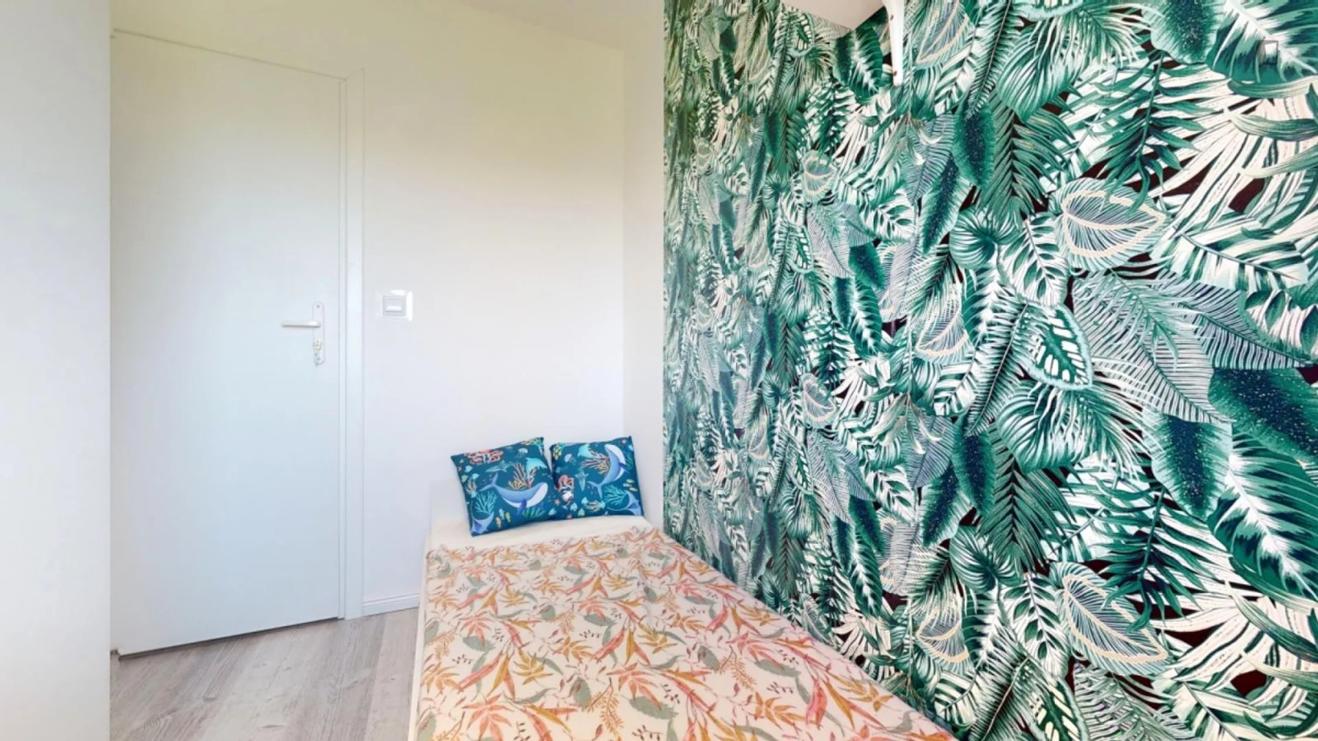 Quarto acessível para estudantes com iluminação ampla em 