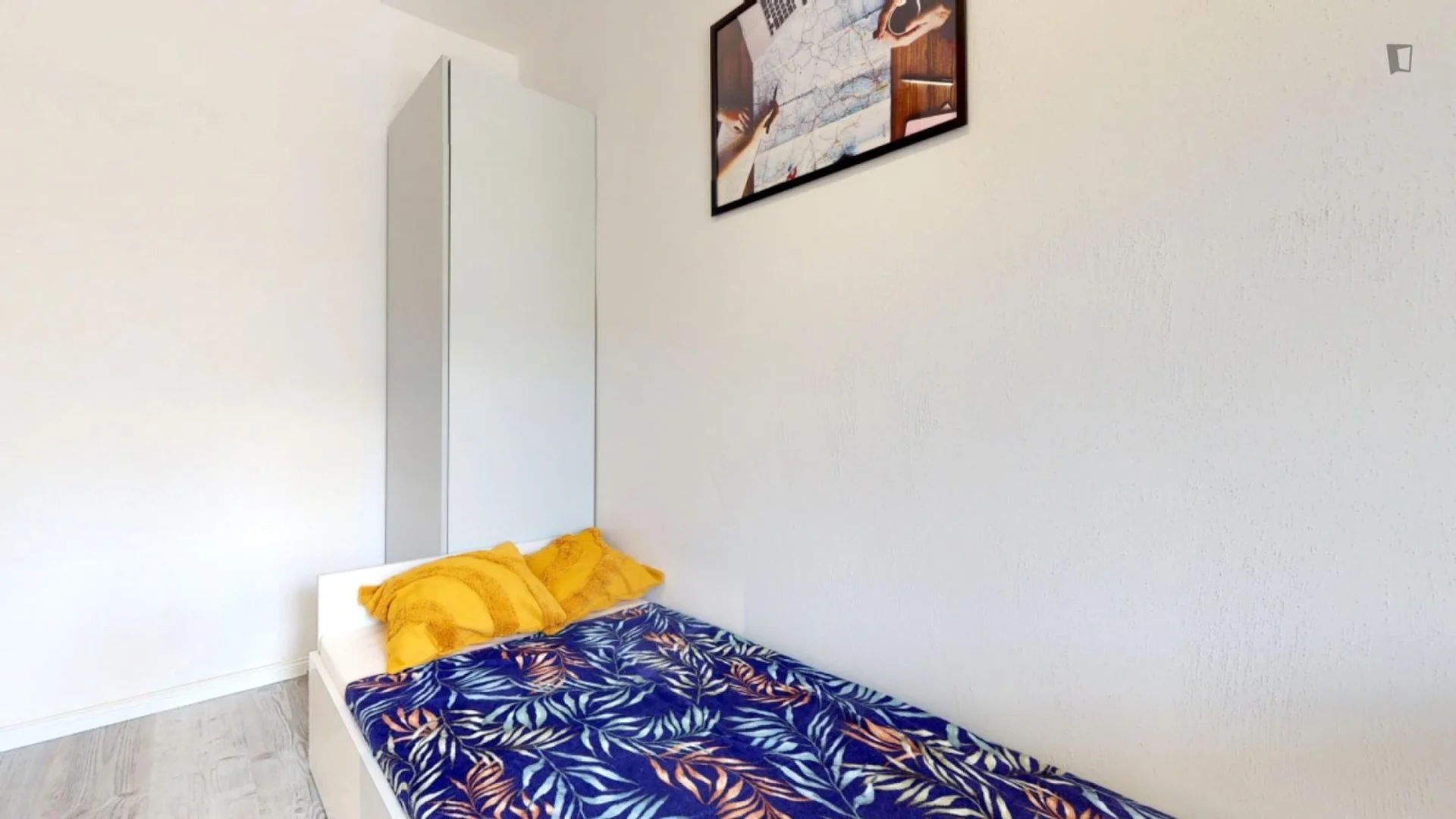 Quarto acessível para estudantes com iluminação ampla em 