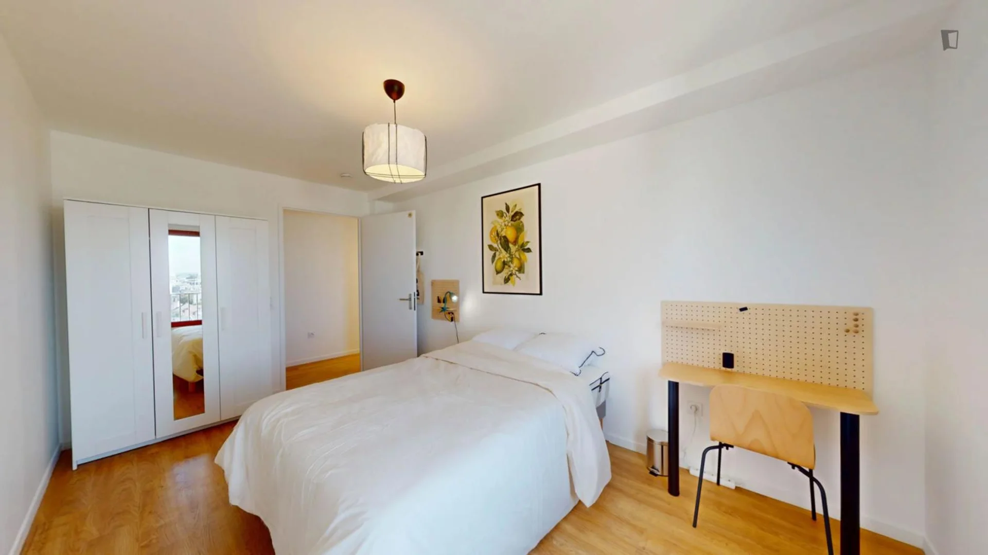 Comfortable and spacious student room in 