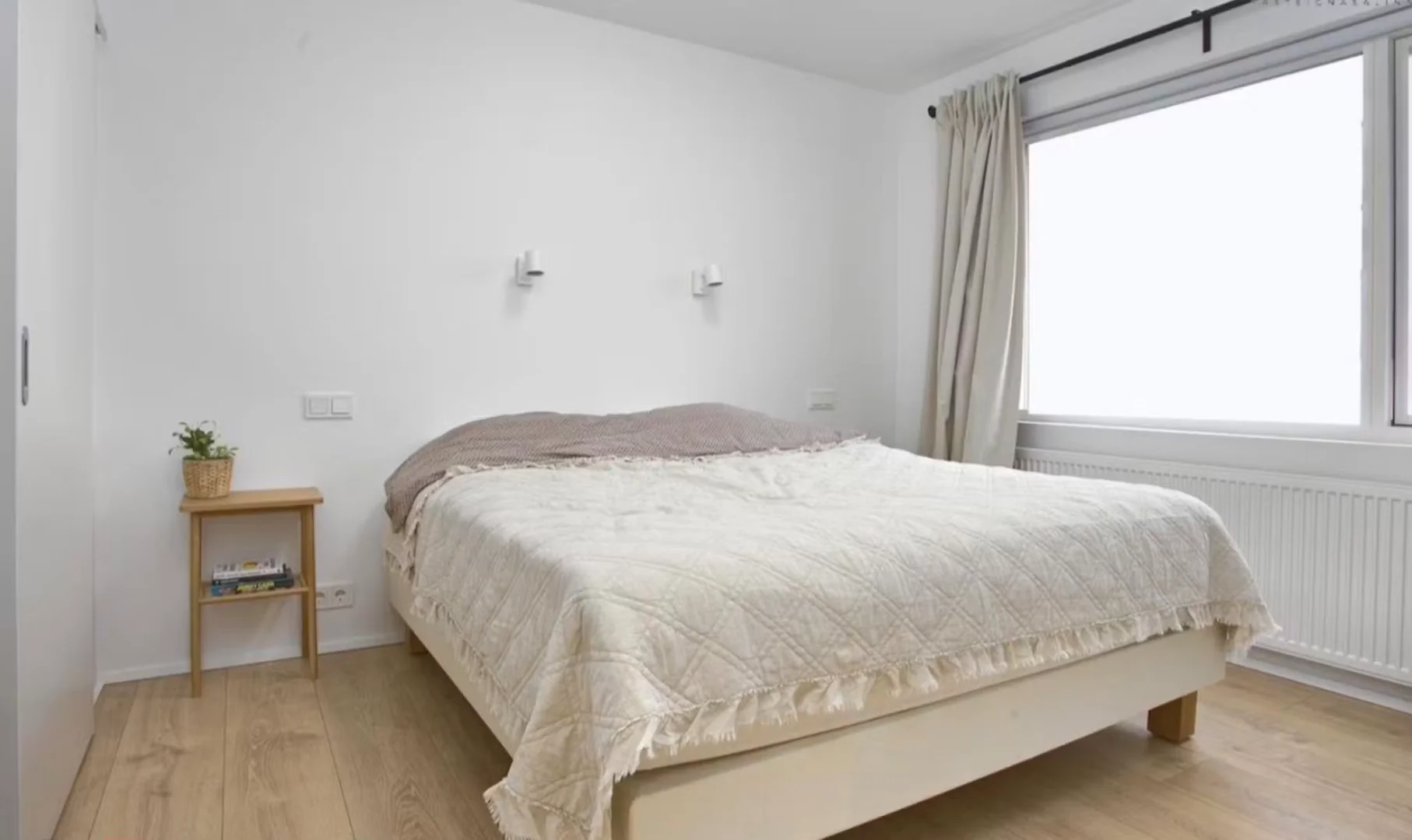 Bright and airy student room with easy university access in 