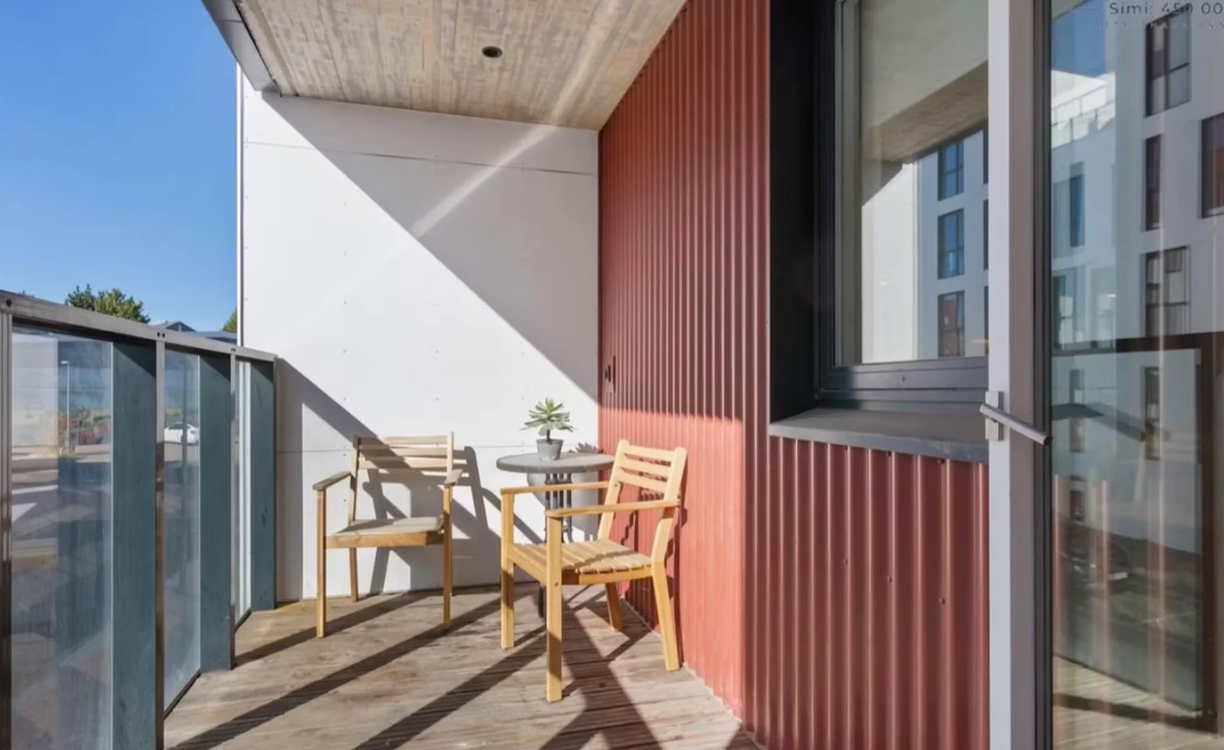 Affordable room for students with ample lighting in 