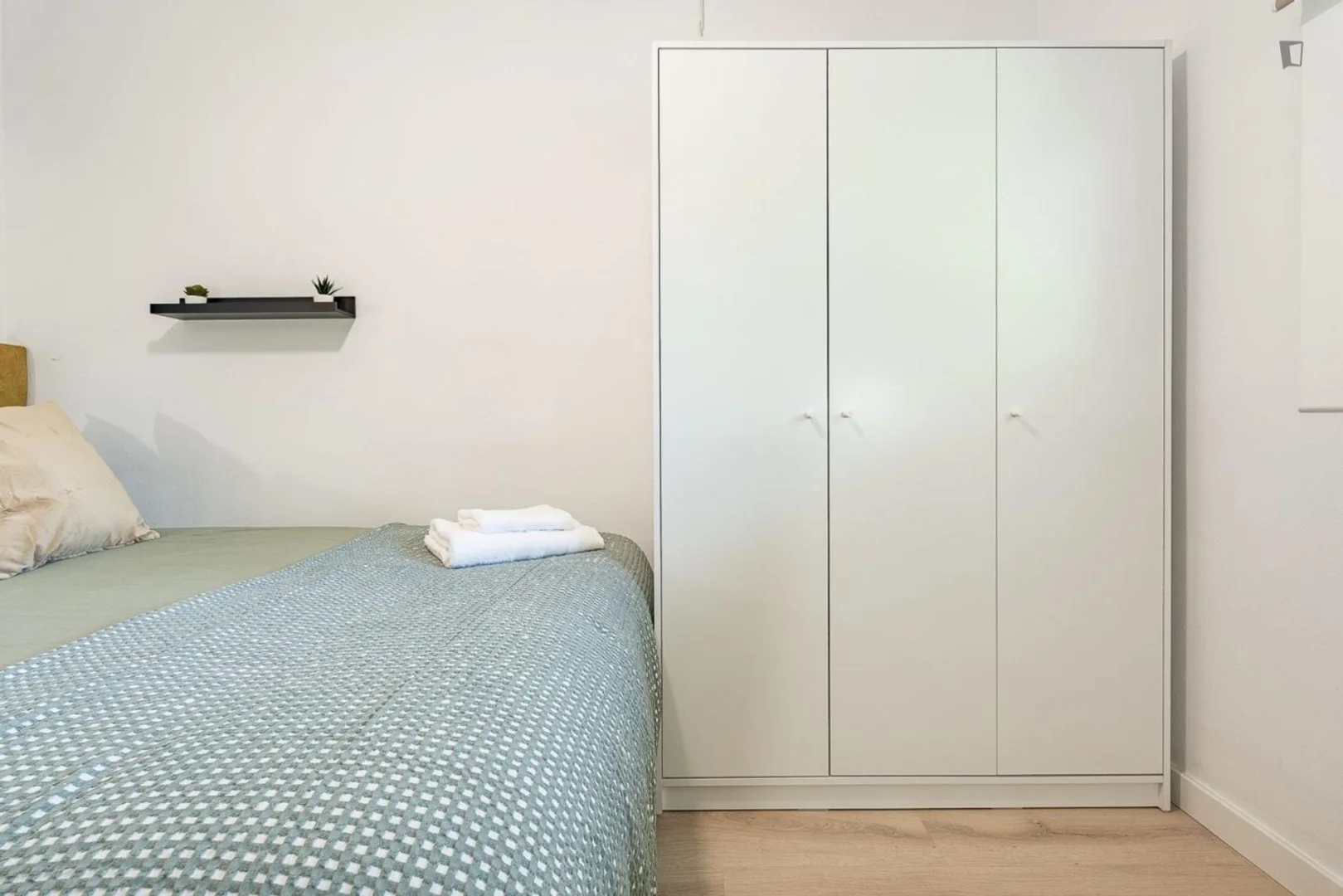 'da öğrenciler için yeterli aydınlatmaya sahip uygun fiyatlı oda