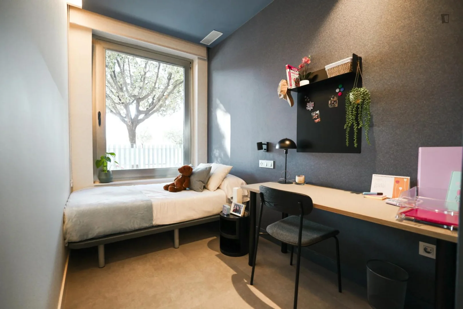 Funktionelles Studentenzimmer perfekt zum Studieren in