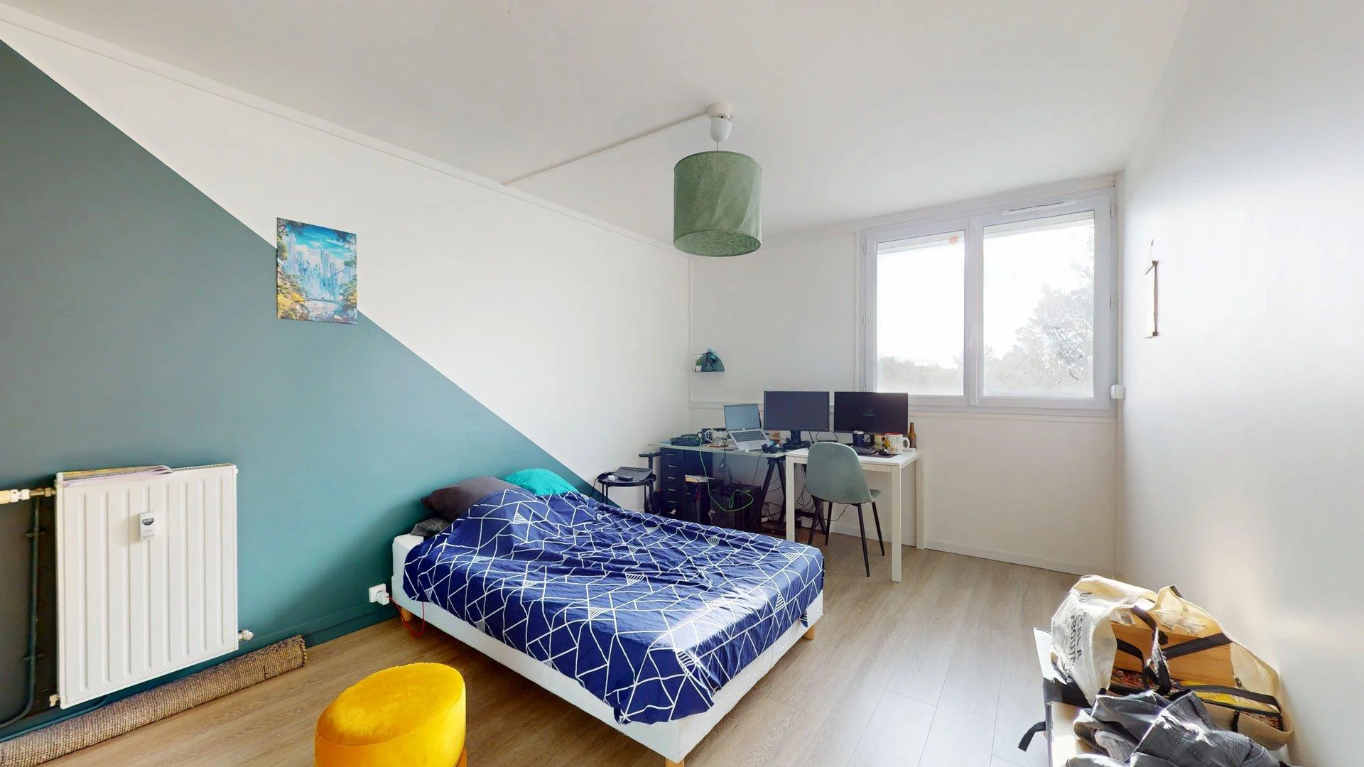 Habitación estudiantil funcional perfecta para estudiar en 