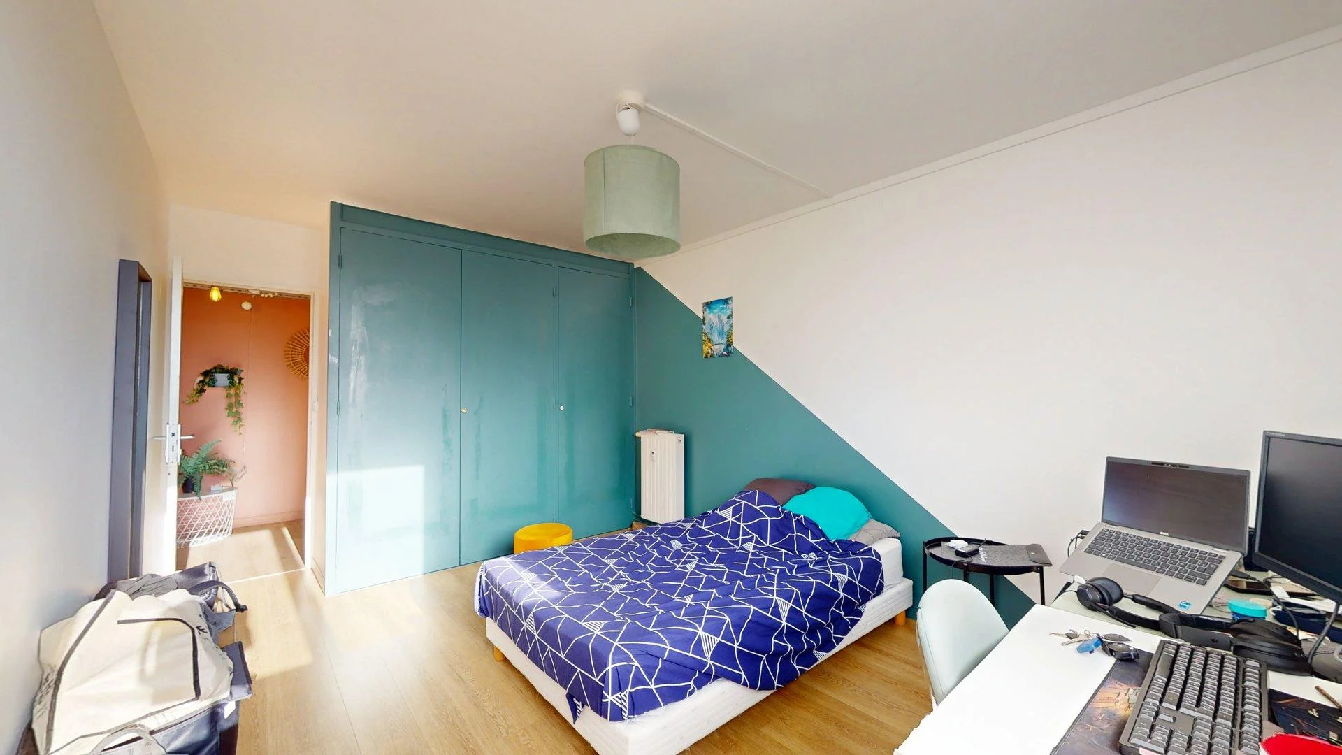 Habitación estudiantil funcional perfecta para estudiar en 