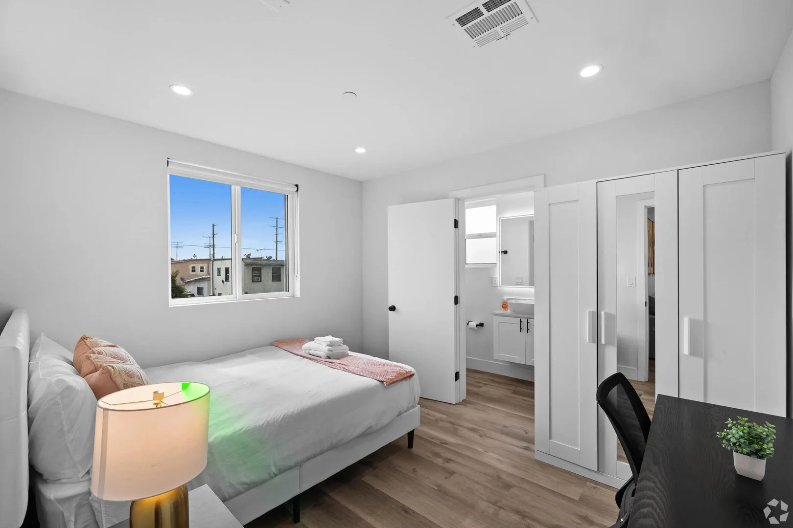 Cozy room for students available in 