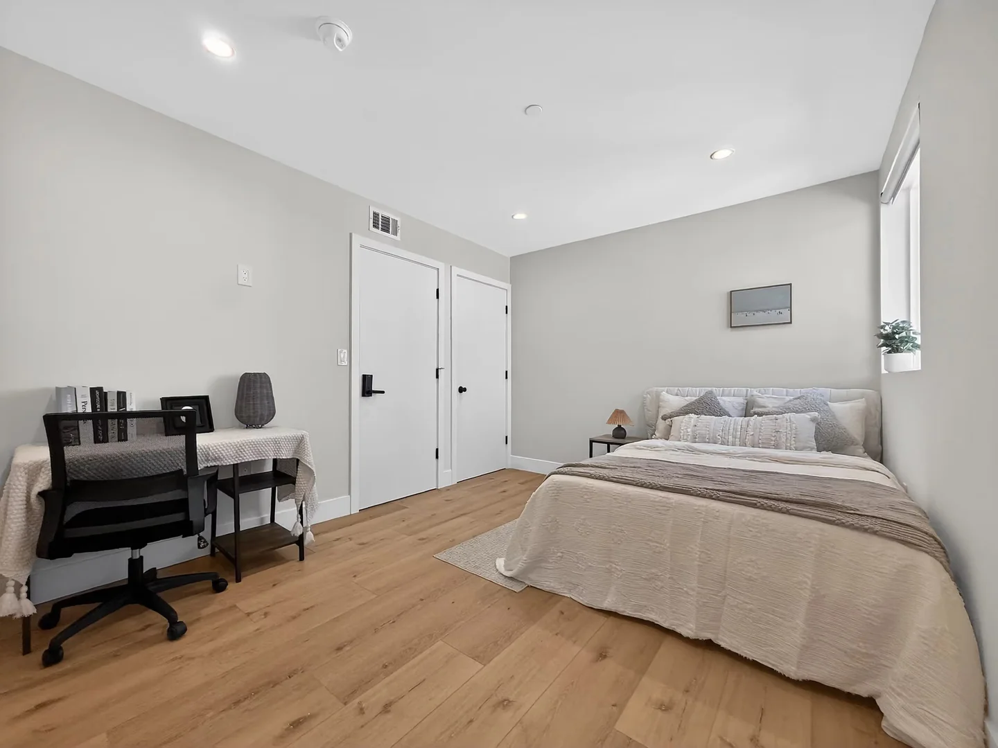 Economical student room with convenient location in 