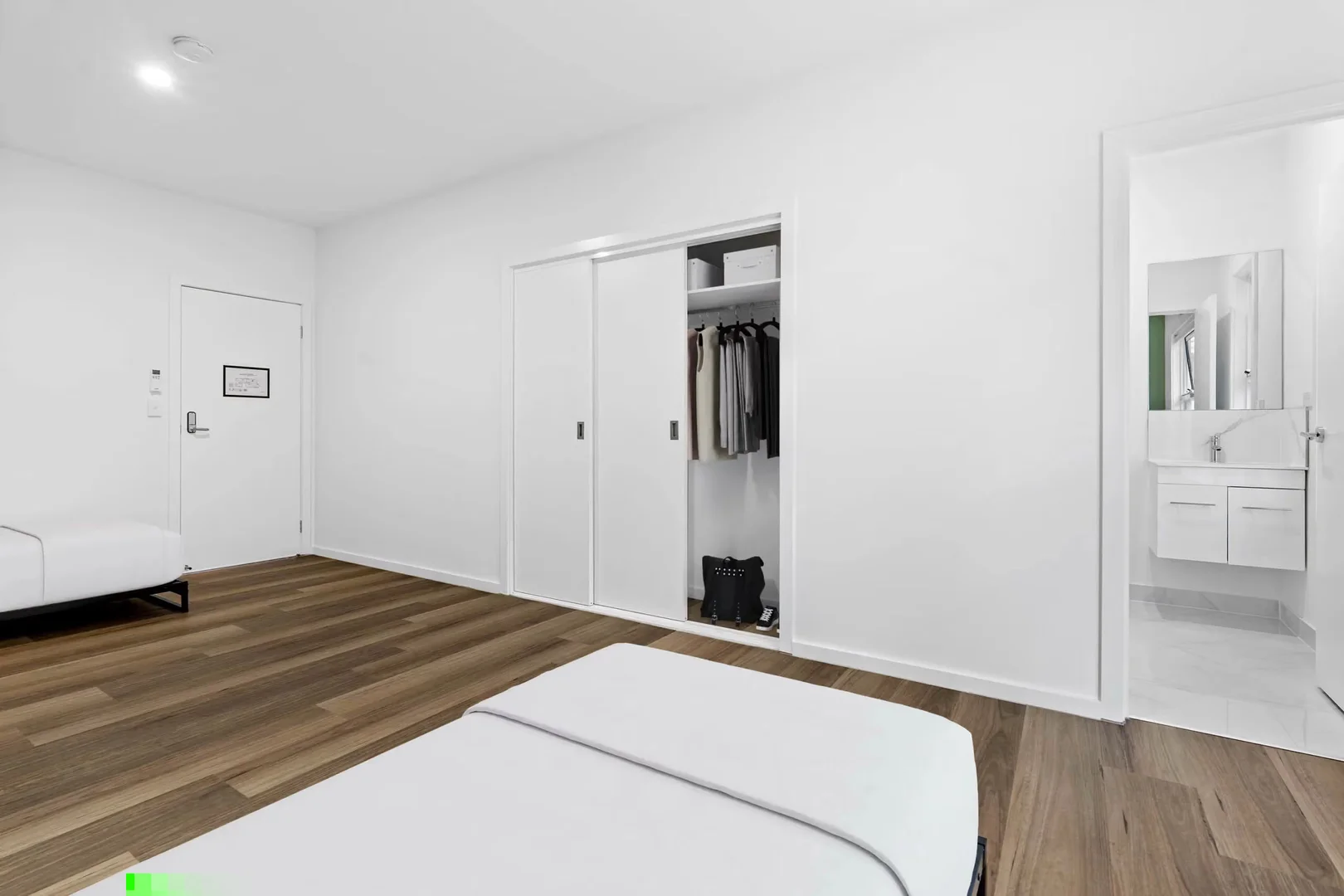 Habitación estudiantil luminosa y aireada con fácil acceso a la universidad en