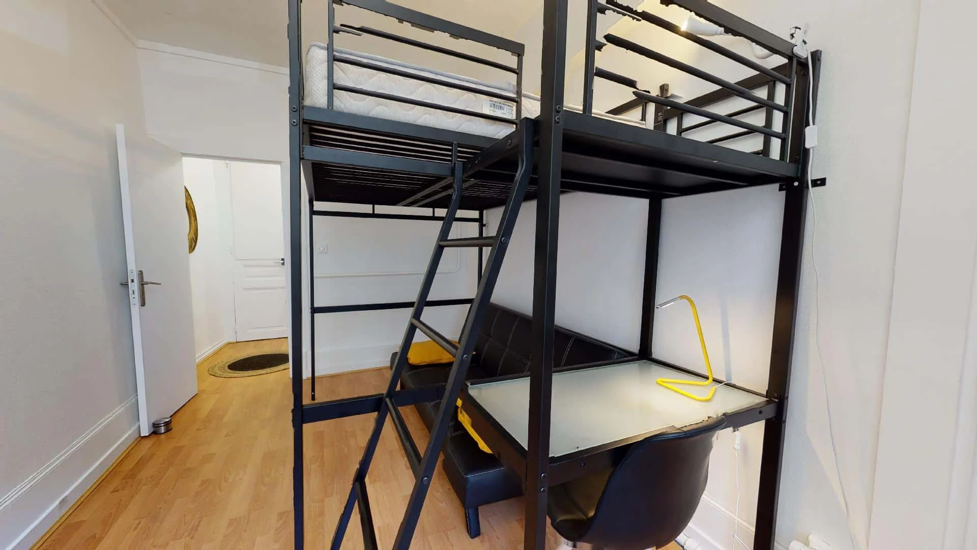 Funktionelles Studentenzimmer perfekt zum Studieren in 
