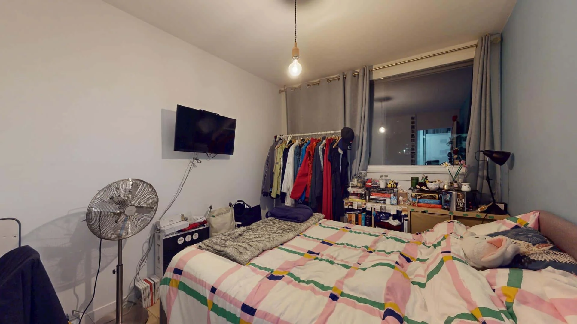 Habitación estudiantil luminosa y aireada con fácil acceso a la universidad en