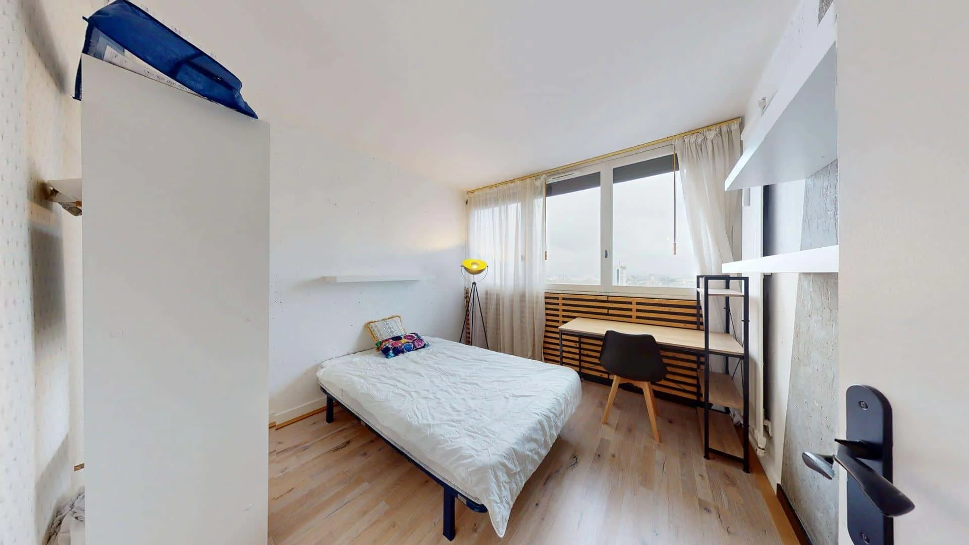 Chambre confortable pour étudiants disponible dans