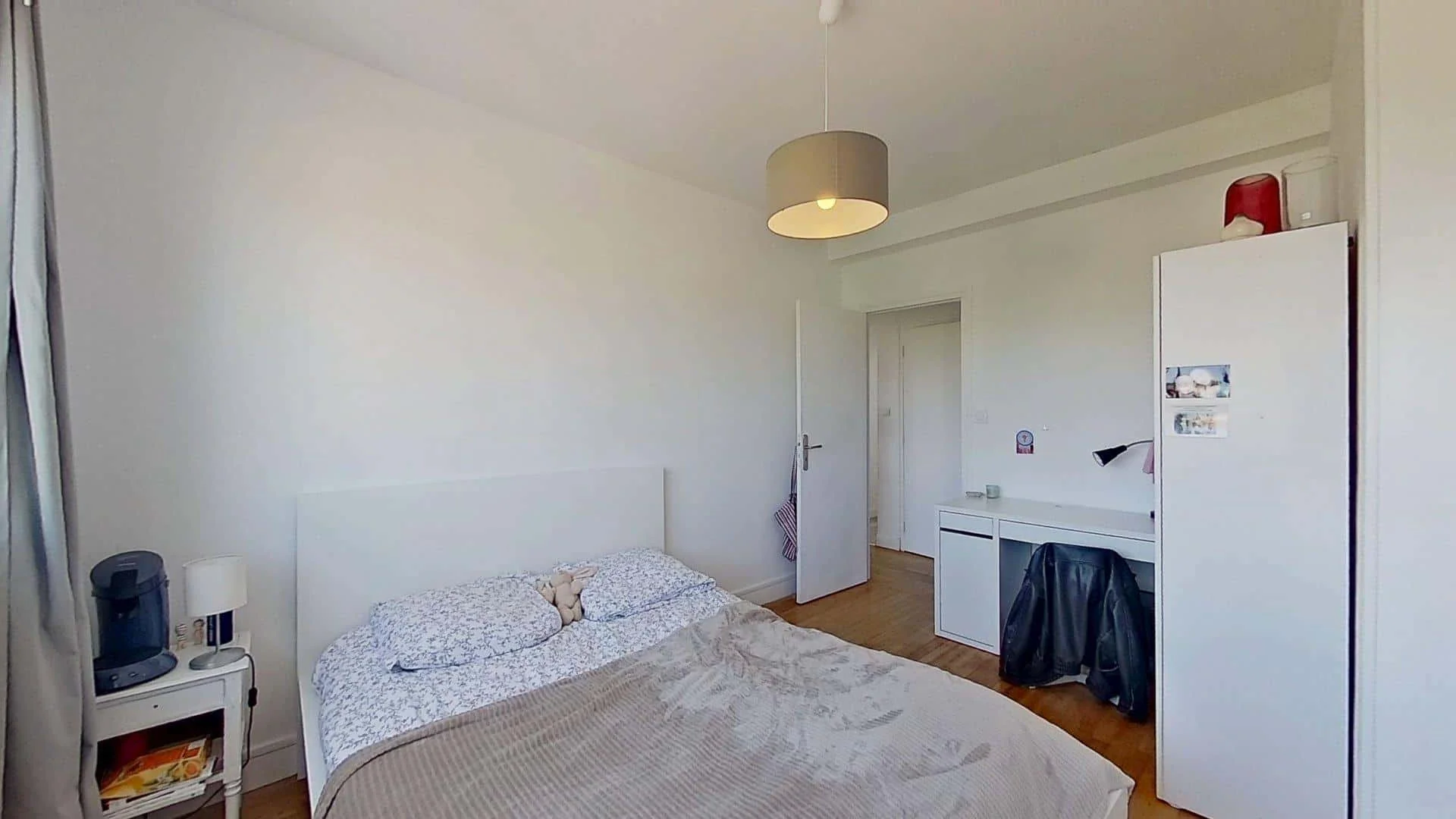 Chambre abordable pour les étudiants avec un bon éclairage dans 