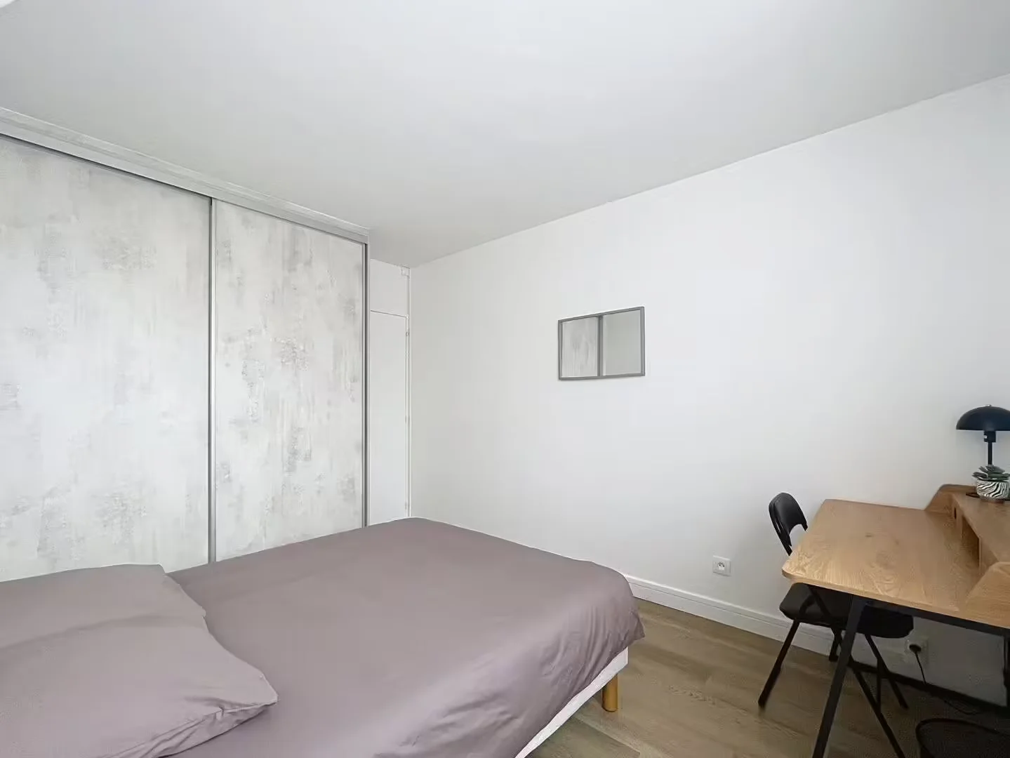 Chambre conviviale pour les étudiants dans  avec des équipements modernes