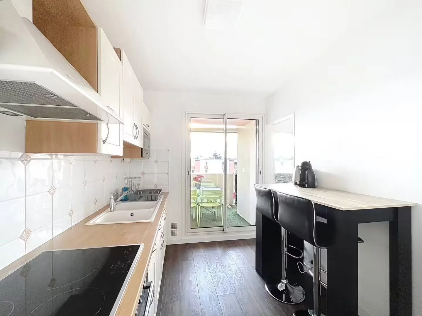 Chambre d'étudiant à  avec espace d'étude et installations communes