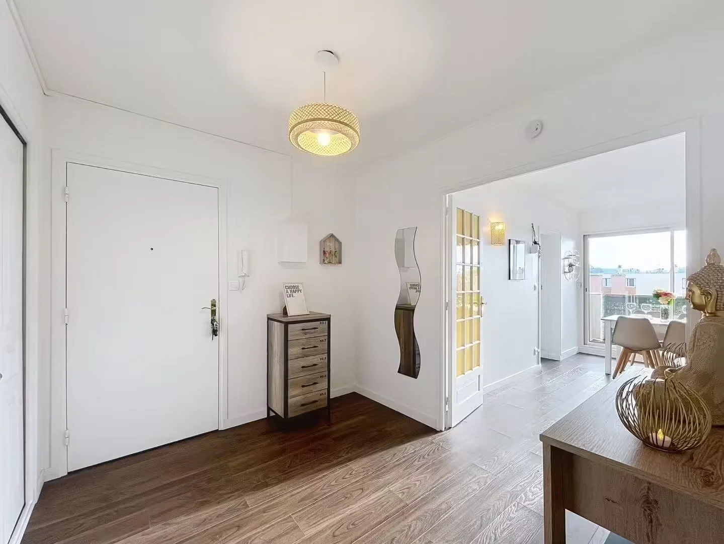 Chambre d'étudiant à  avec espace d'étude et installations communes