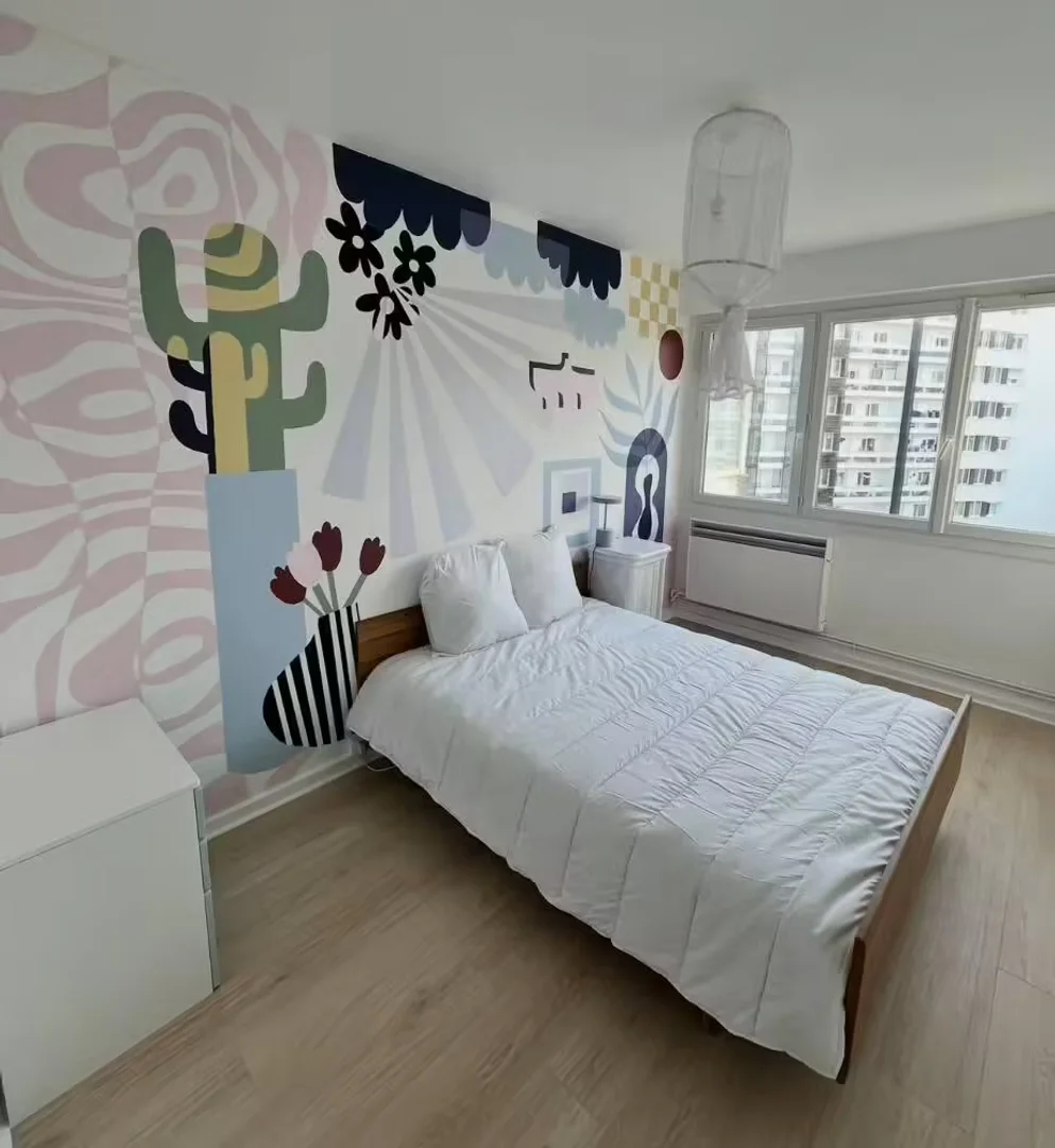 Quarto acessível para estudantes com iluminação ampla em 