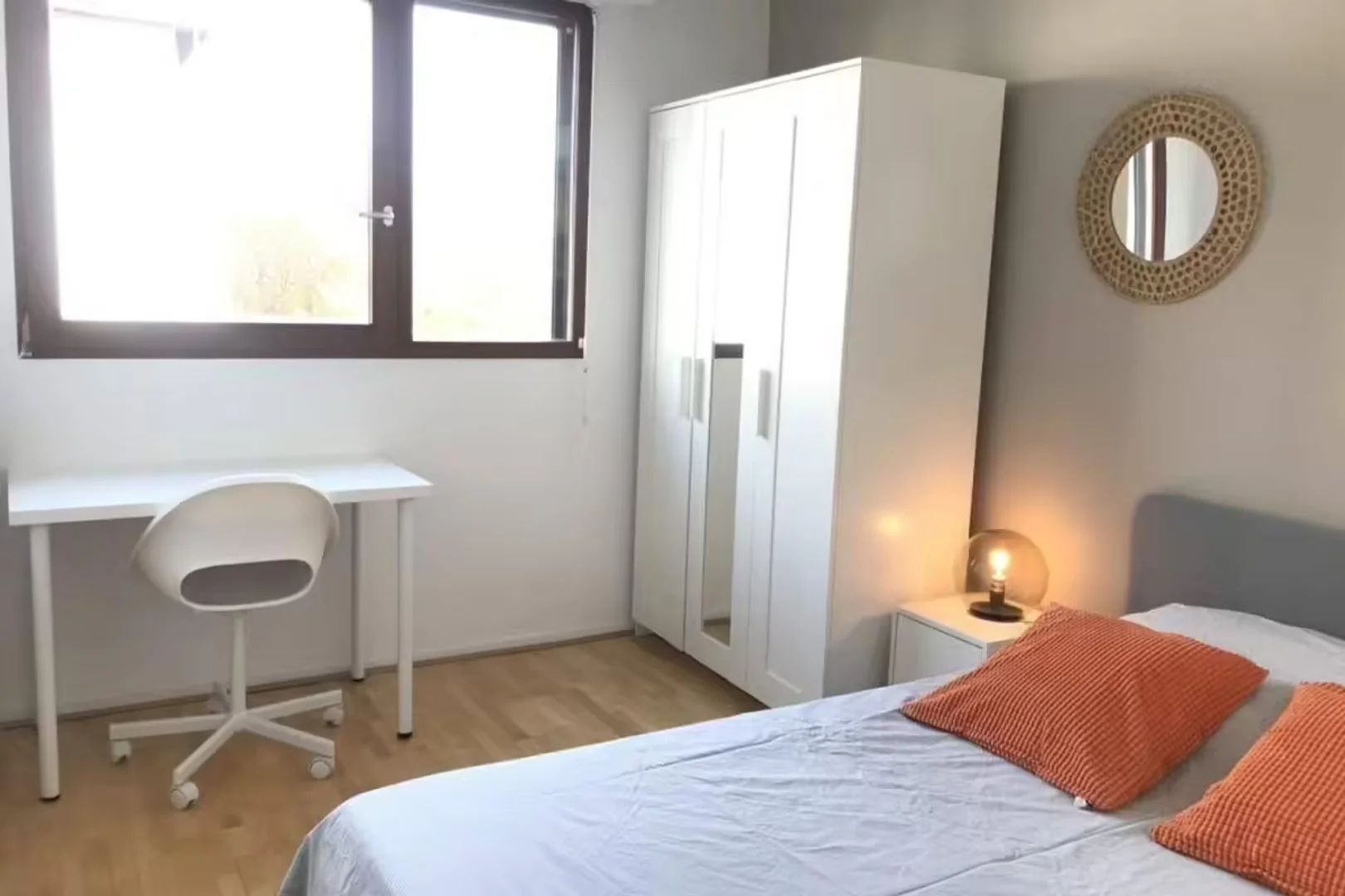 Studentenzimmer in  mit Arbeitsbereich und Gemeinschaftseinrichtungen