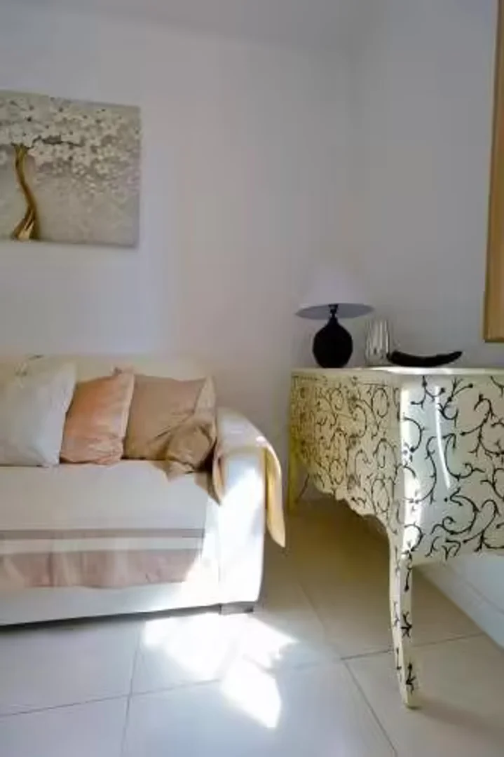 Habitación acogedora para estudiantes disponible en 