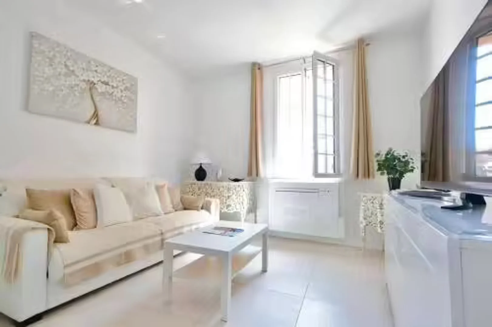 Habitación estudiantil luminosa y aireada con fácil acceso a la universidad en 