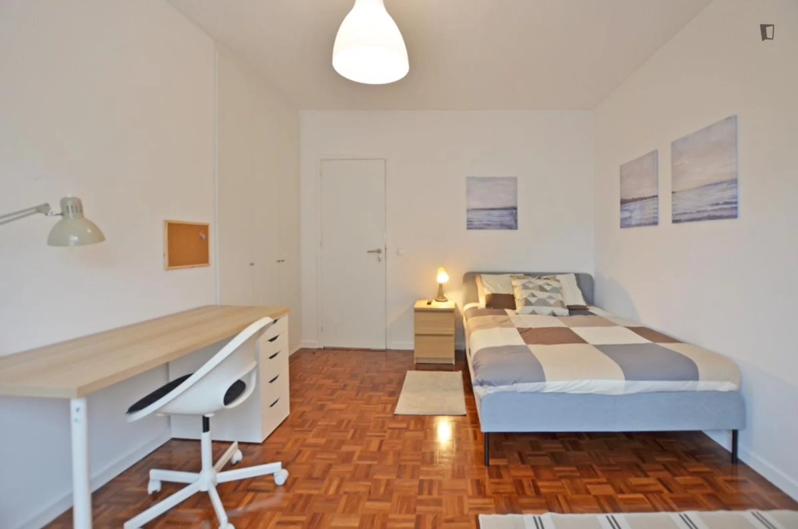 Bright and airy student room with easy university access in 