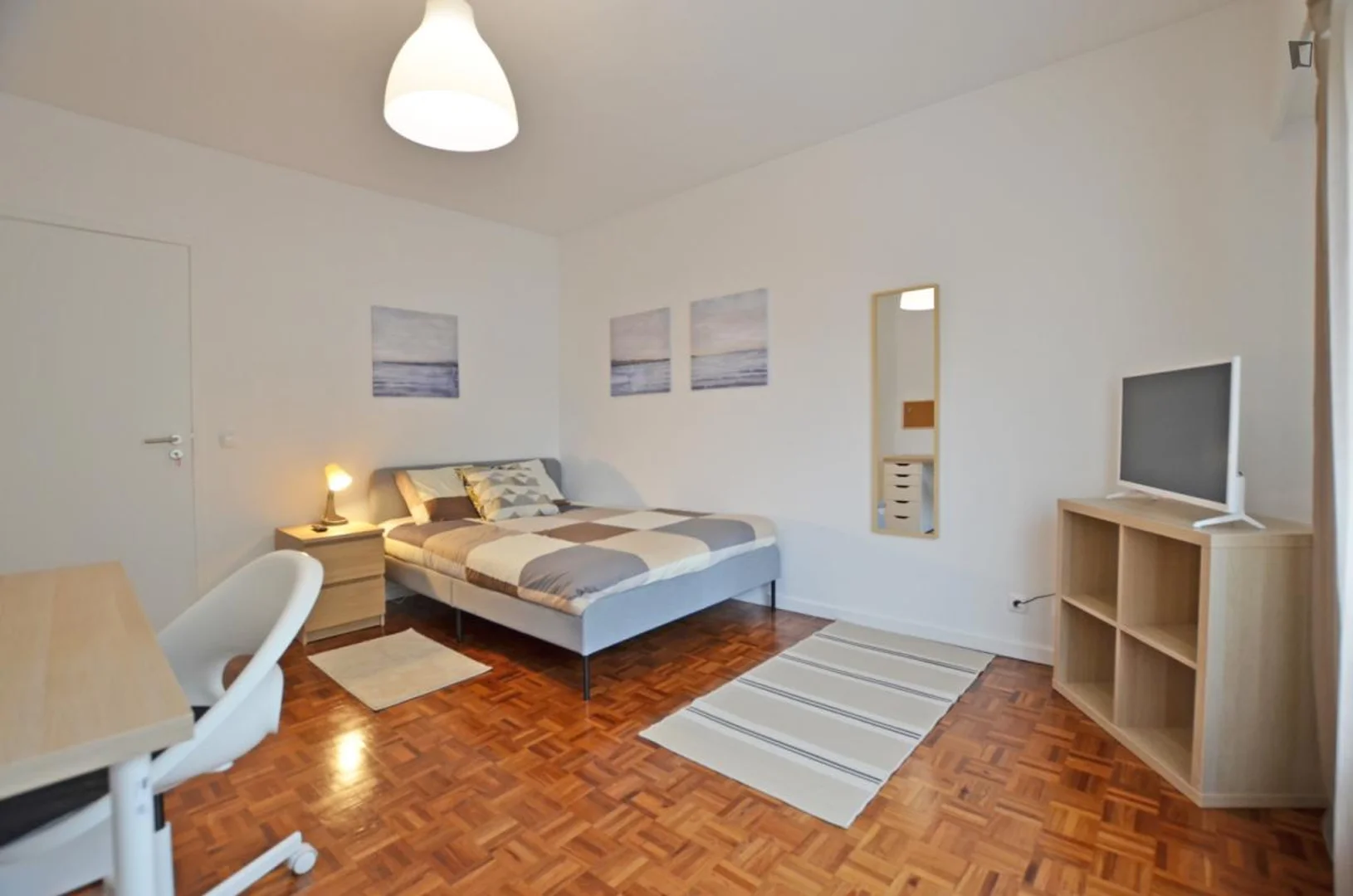 Bright and airy student room with easy university access in 