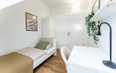 Renting rooms by the month in {area}