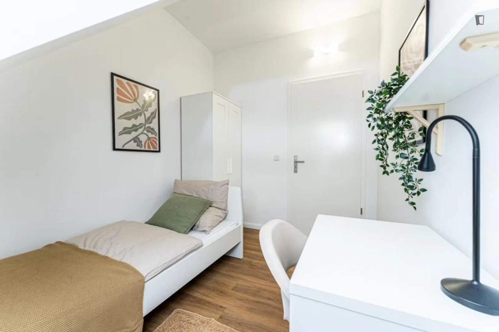 Functional student room perfect for studying in 