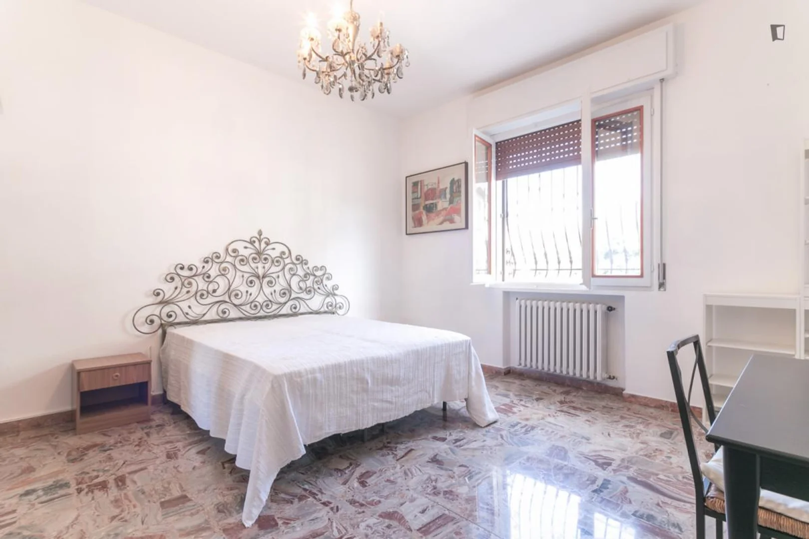 Habitación estudiantil luminosa y aireada con fácil acceso a la universidad en