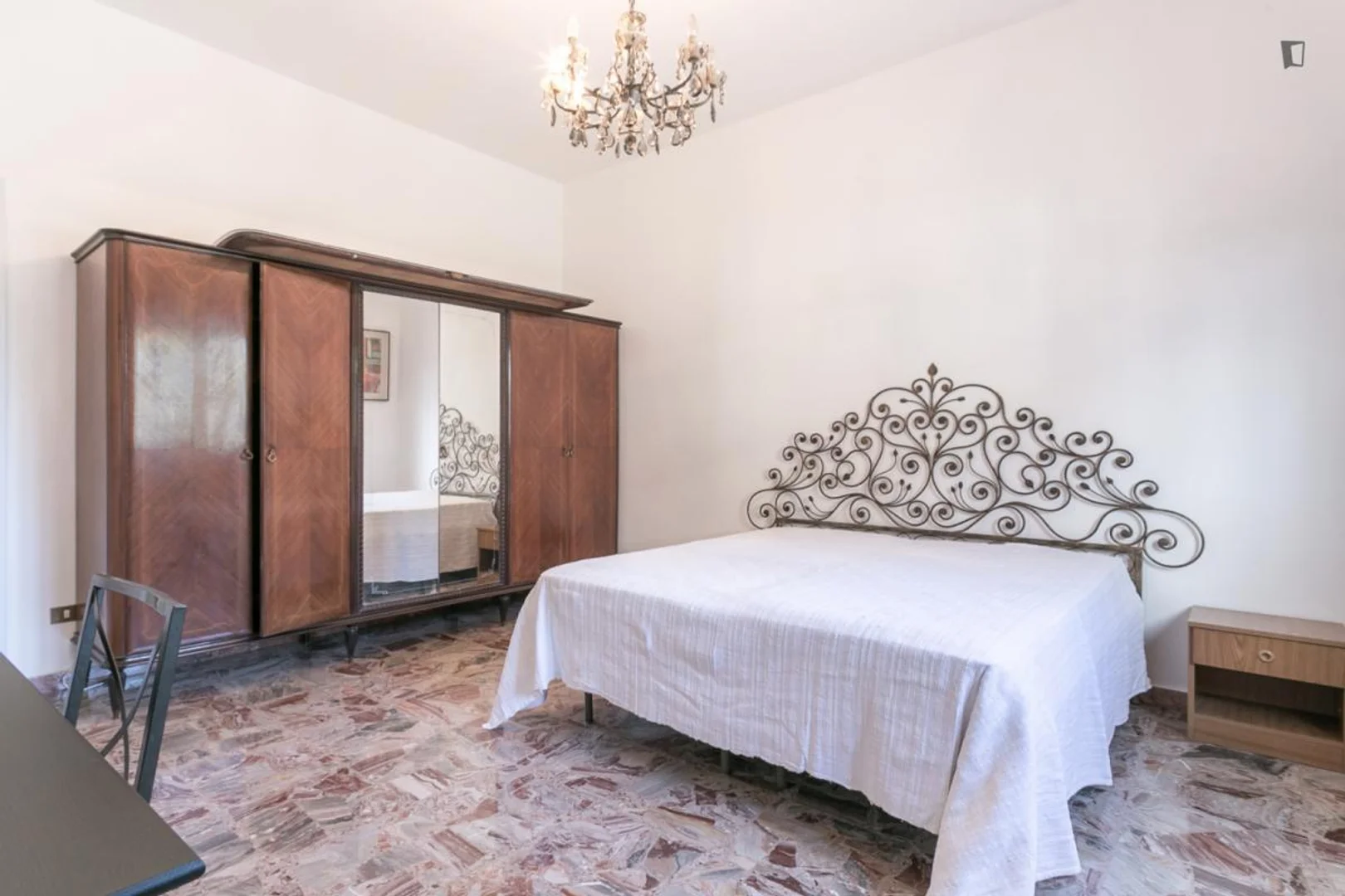Habitación estudiantil luminosa y aireada con fácil acceso a la universidad en