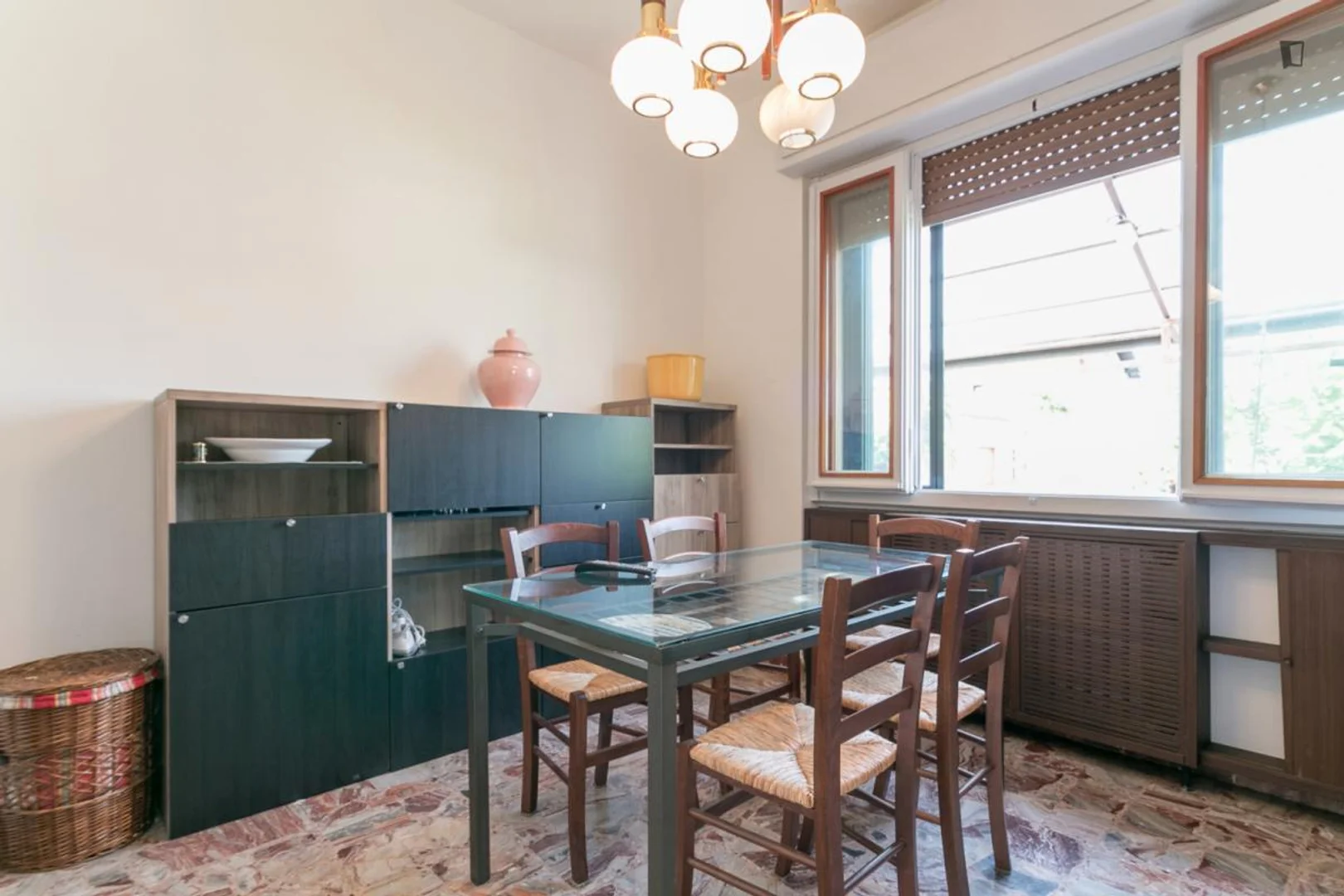 Habitación asequible para estudiantes con buena iluminación en