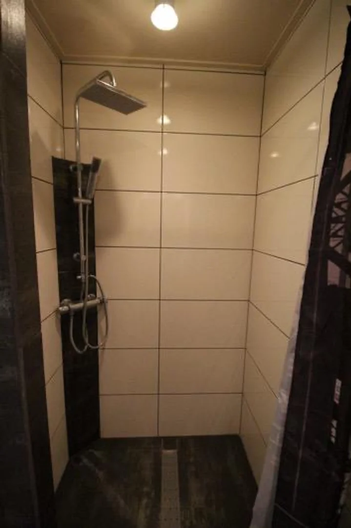 'de öğrenci dairesinde, tamamen mobilyalı kiralık oda