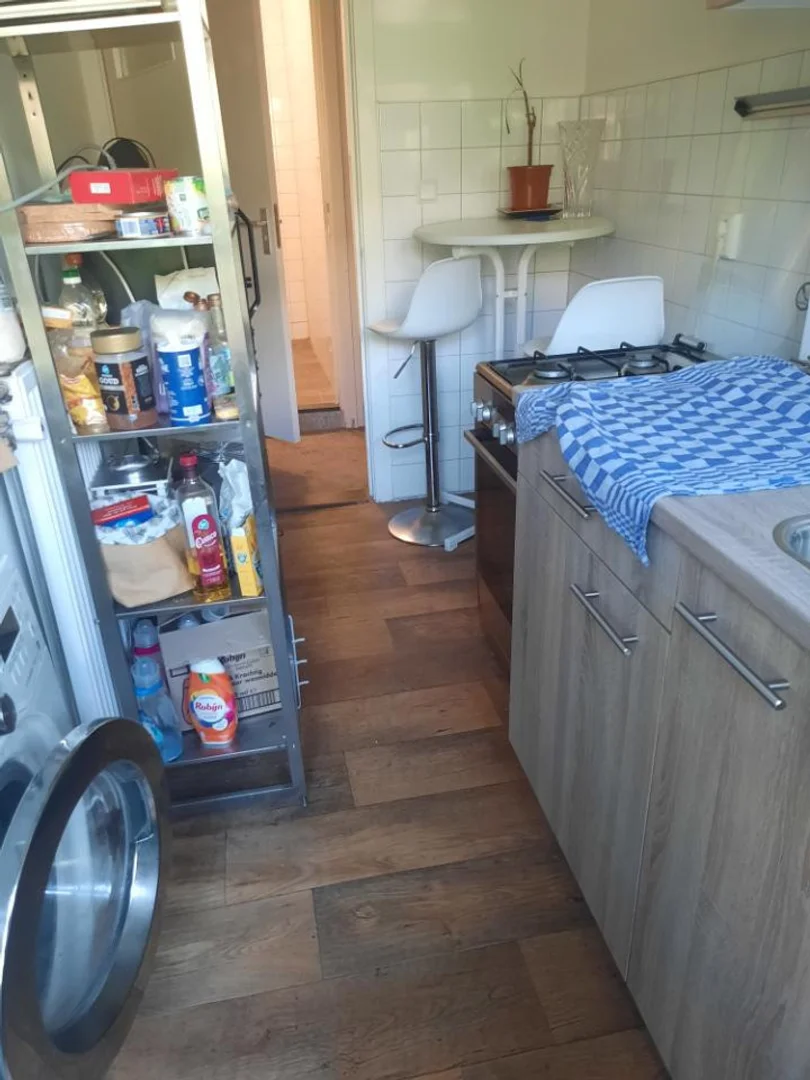 Quarto de estudante confortável e espaçoso em 
