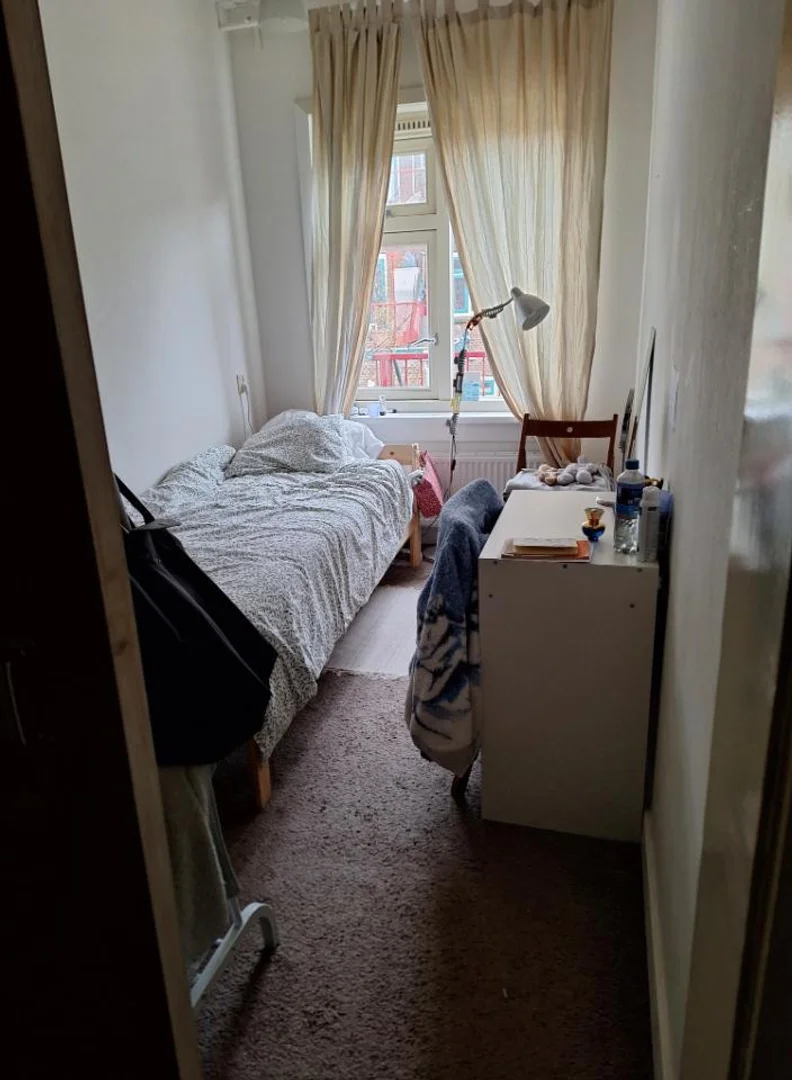 Quarto de estudante confortável e espaçoso em 