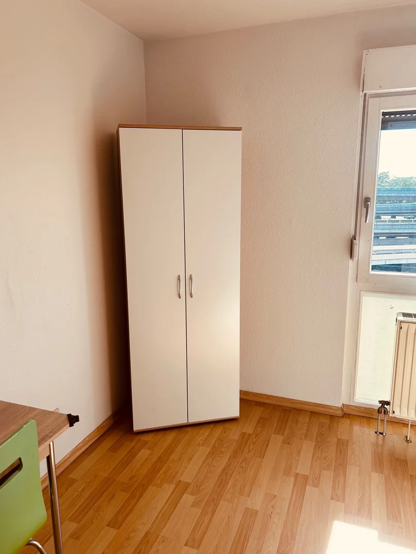 Quarto de estudante económico com localização conveniente em 