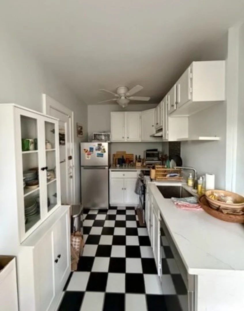 22, Concord Ave., Unit 10, Harvard Square, Cambridge, MA, 02138