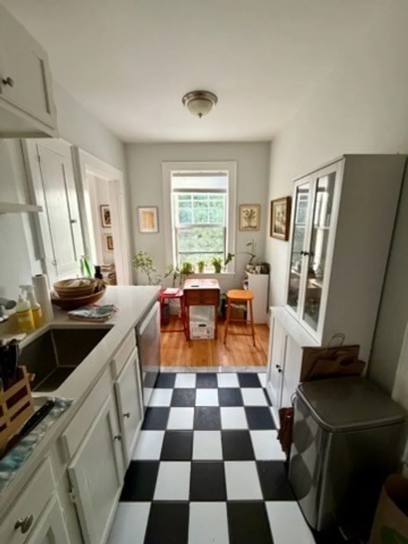 22, Concord Ave., Unit 10, Harvard Square, Cambridge, MA, 02138
