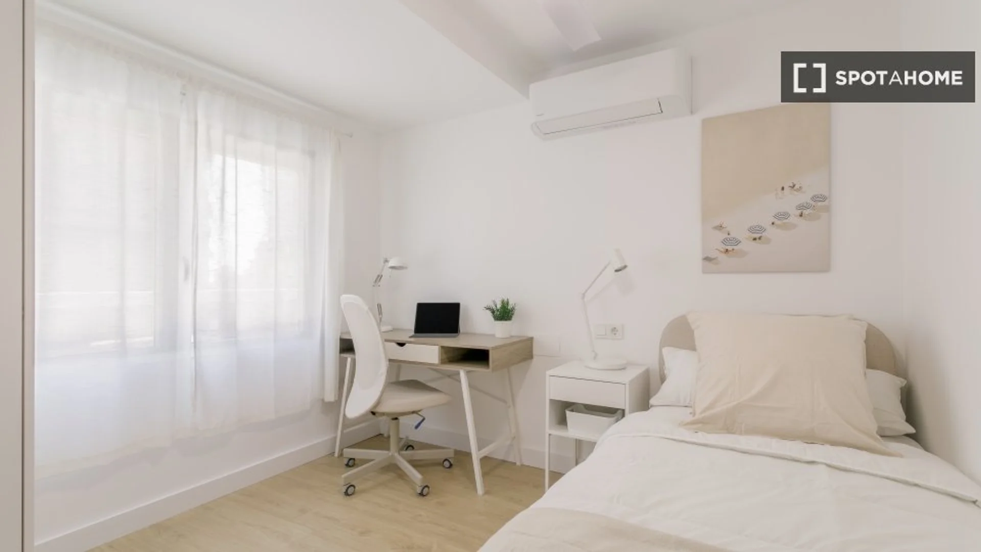 Habitación para estudiantes en con área de estudio y facilidades compartidas