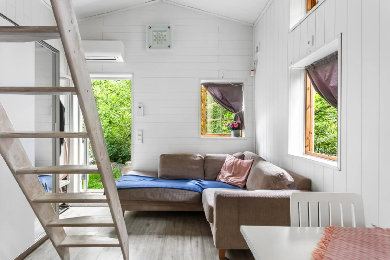 Functional student room perfect for studying in 