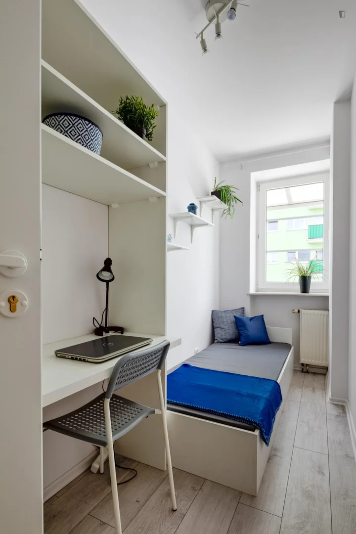 Quarto de estudante confortável e espaçoso em
