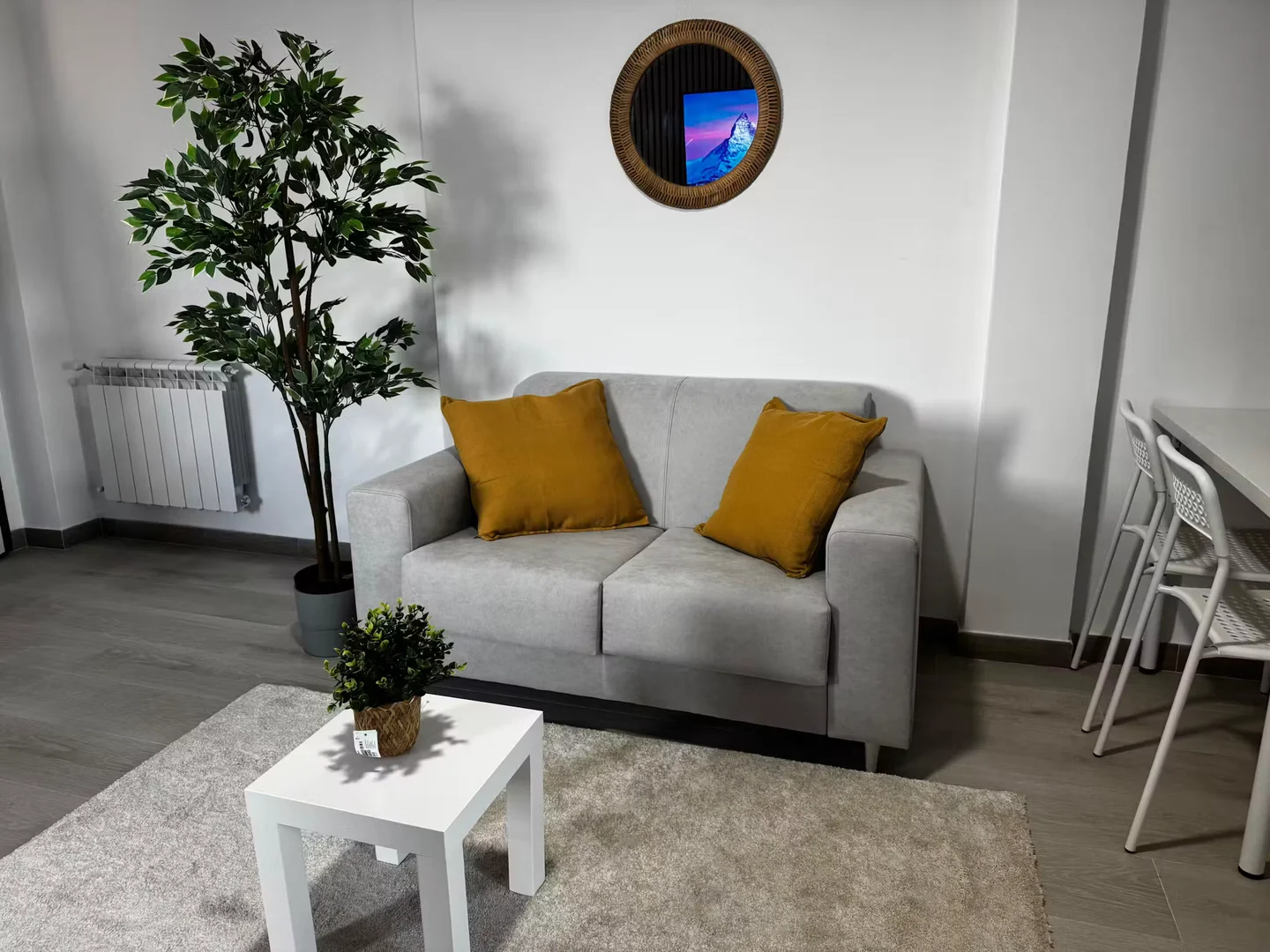 Room for rent in student apartment in , fully furnished