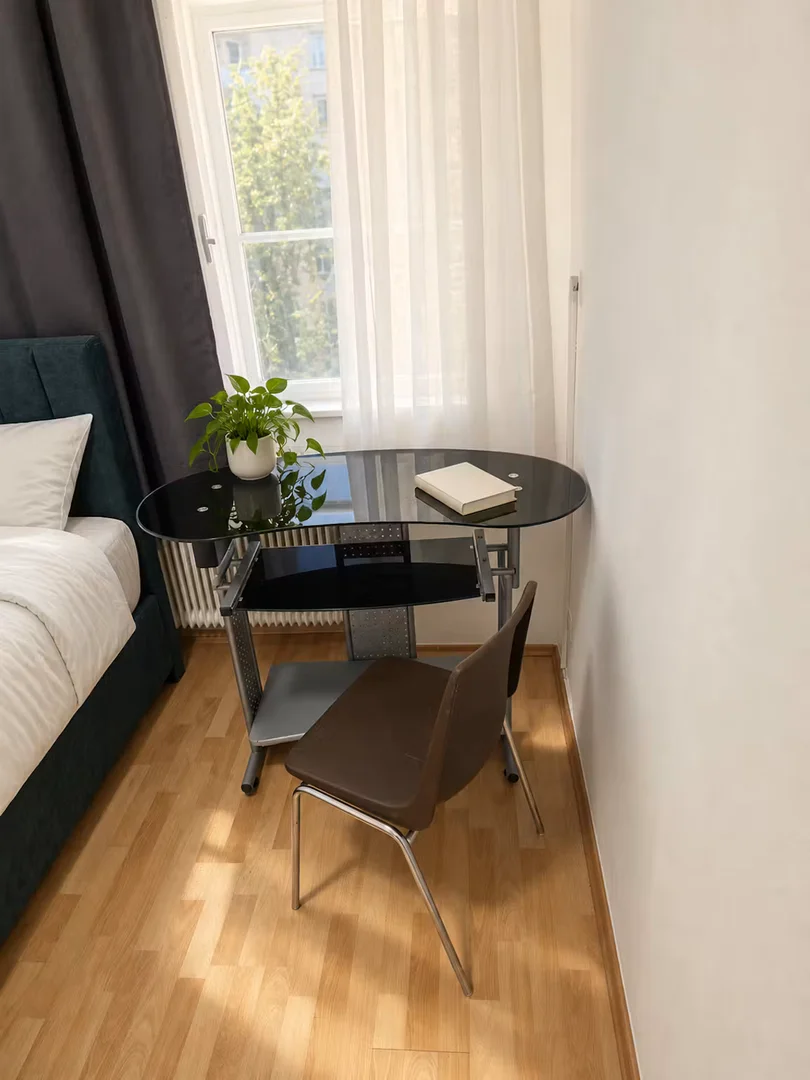 Studentenzimmer in  mit Arbeitsbereich und Gemeinschaftseinrichtungen