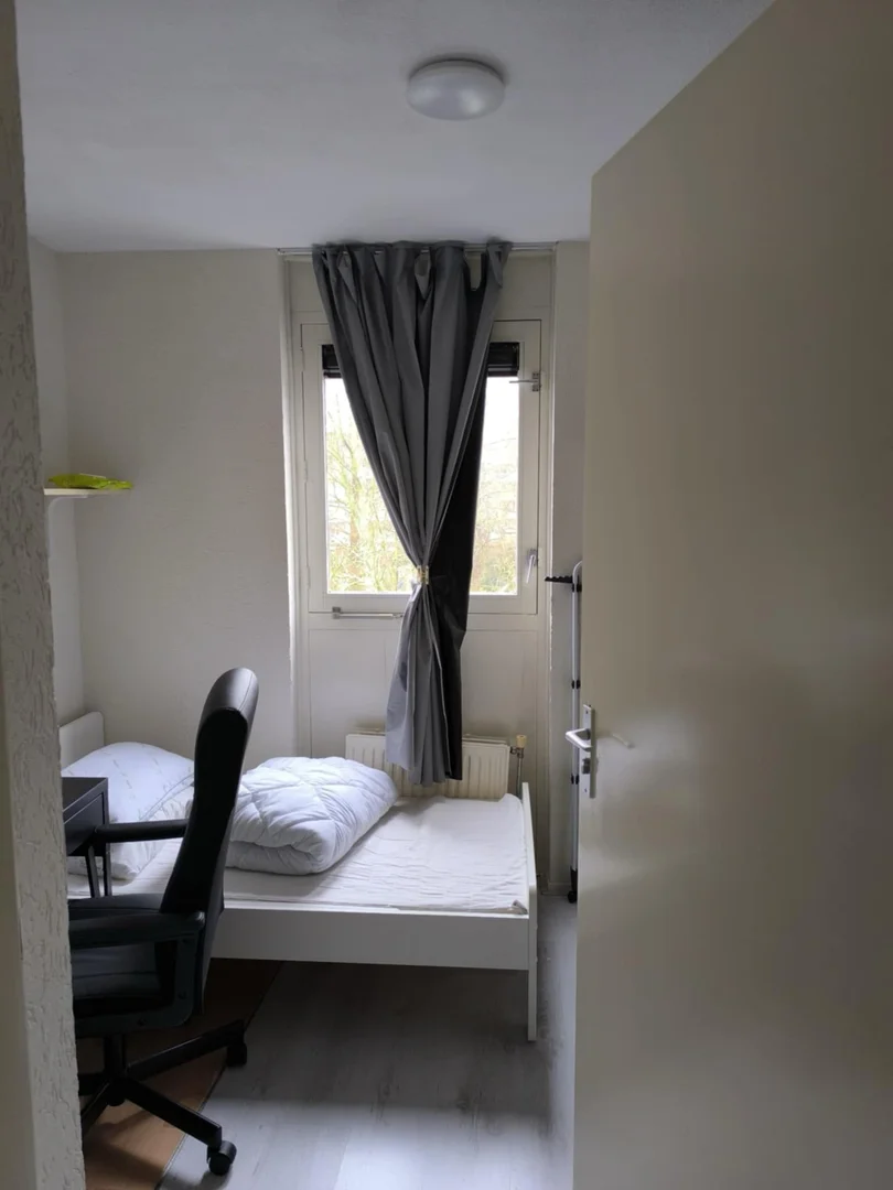 Chambre d'étudiant économique avec emplacement pratique dans 