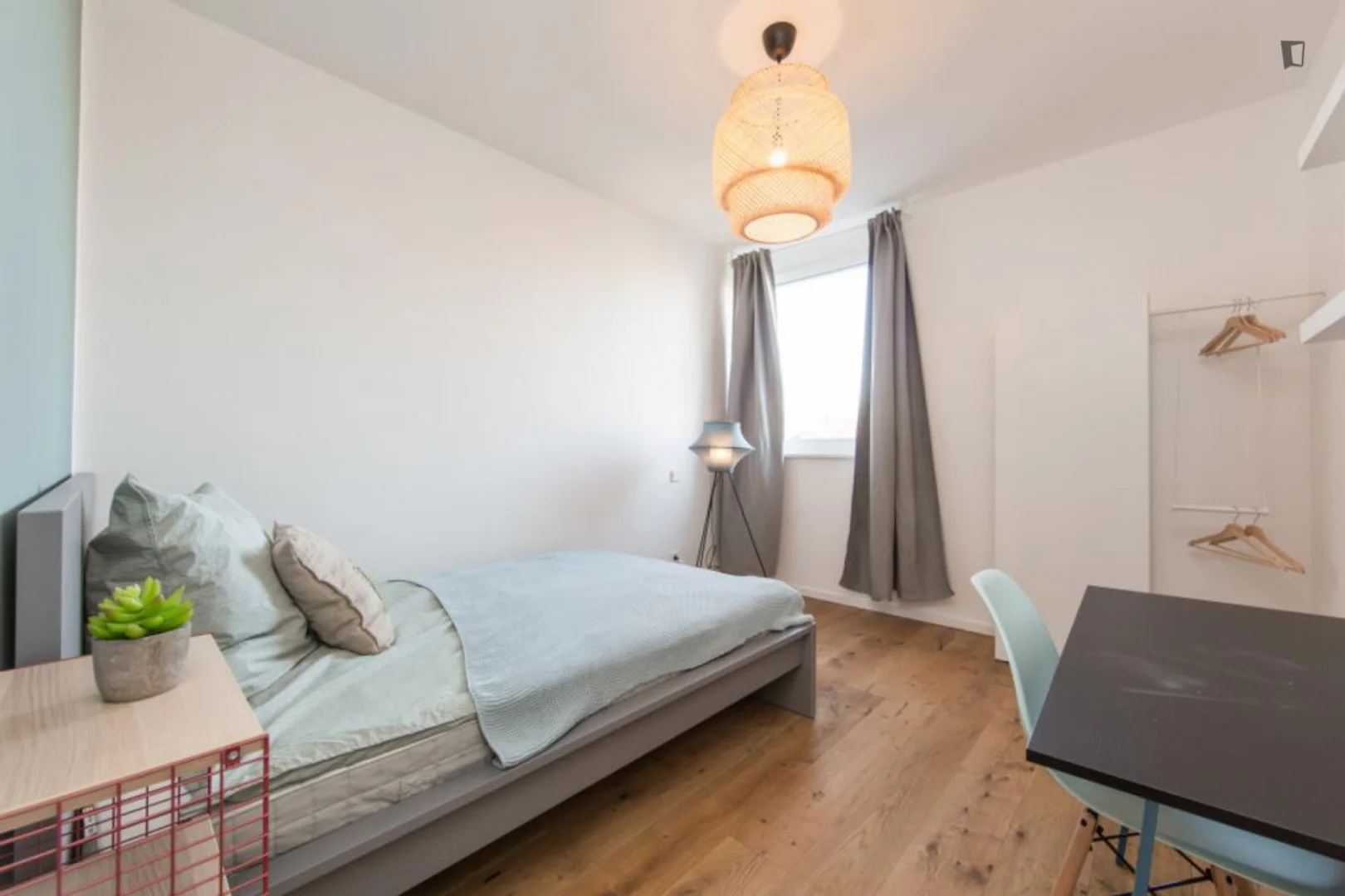 Habitación estudiantil luminosa y aireada con fácil acceso a la universidad en