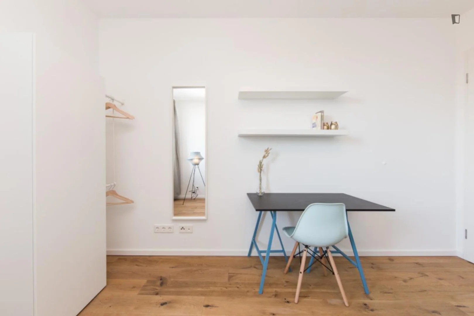 Habitación asequible para estudiantes con buena iluminación en