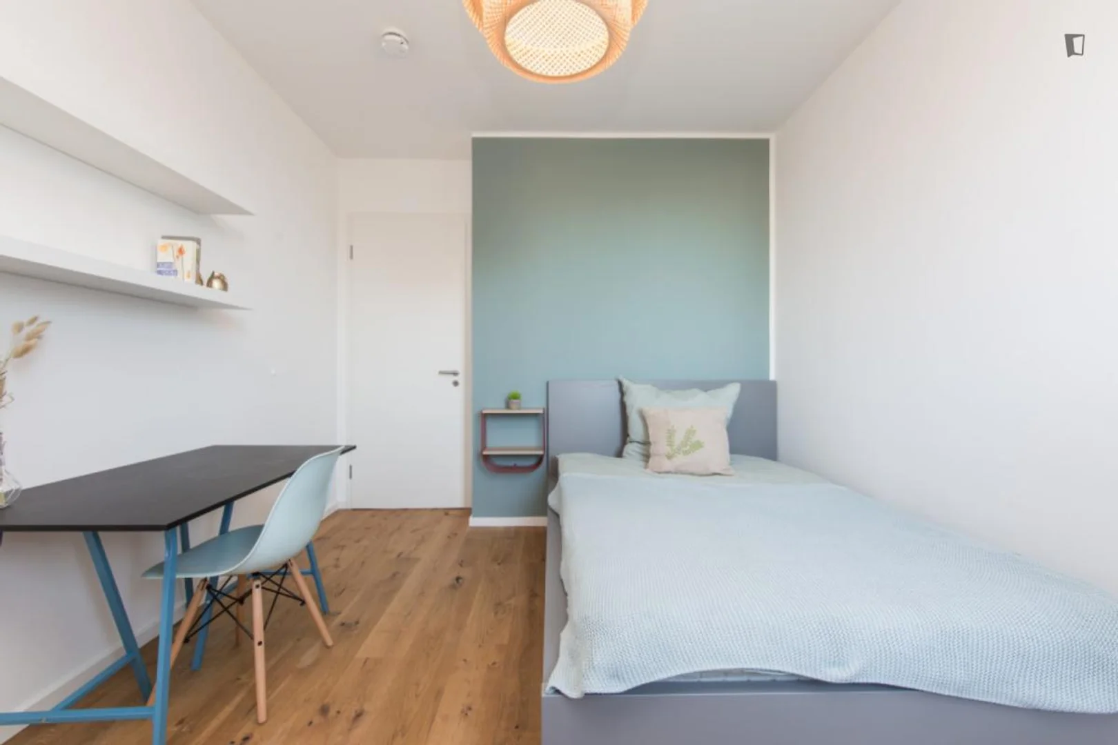 Habitación estudiantil funcional perfecta para estudiar en