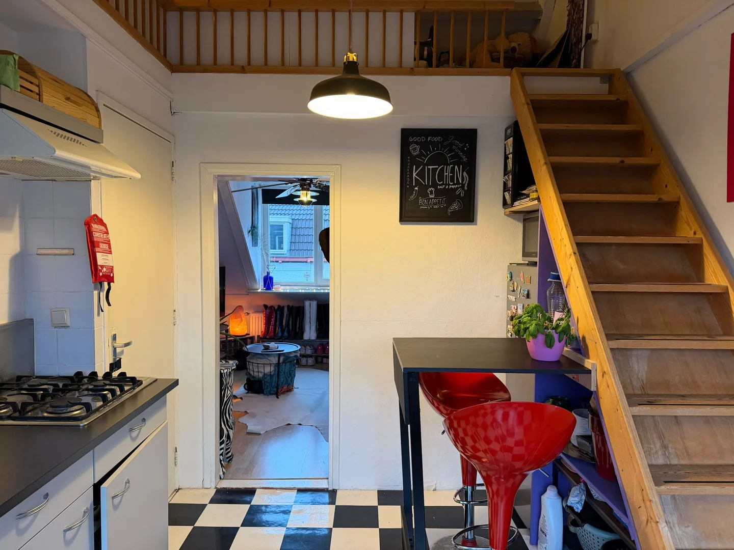 Cómodo estudio para vivir como estudiante en 