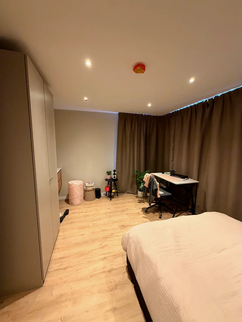 Habitación estudiantil amplia y cómoda en 