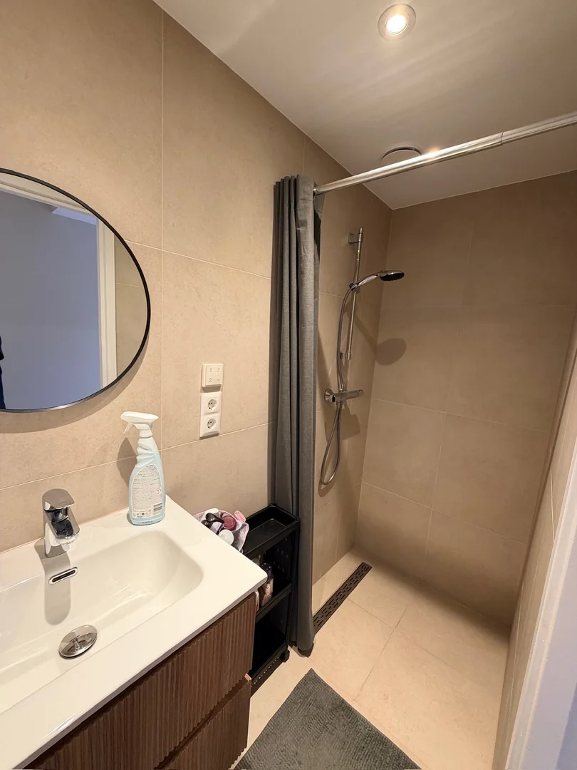 Habitación estudiantil funcional perfecta para estudiar en 